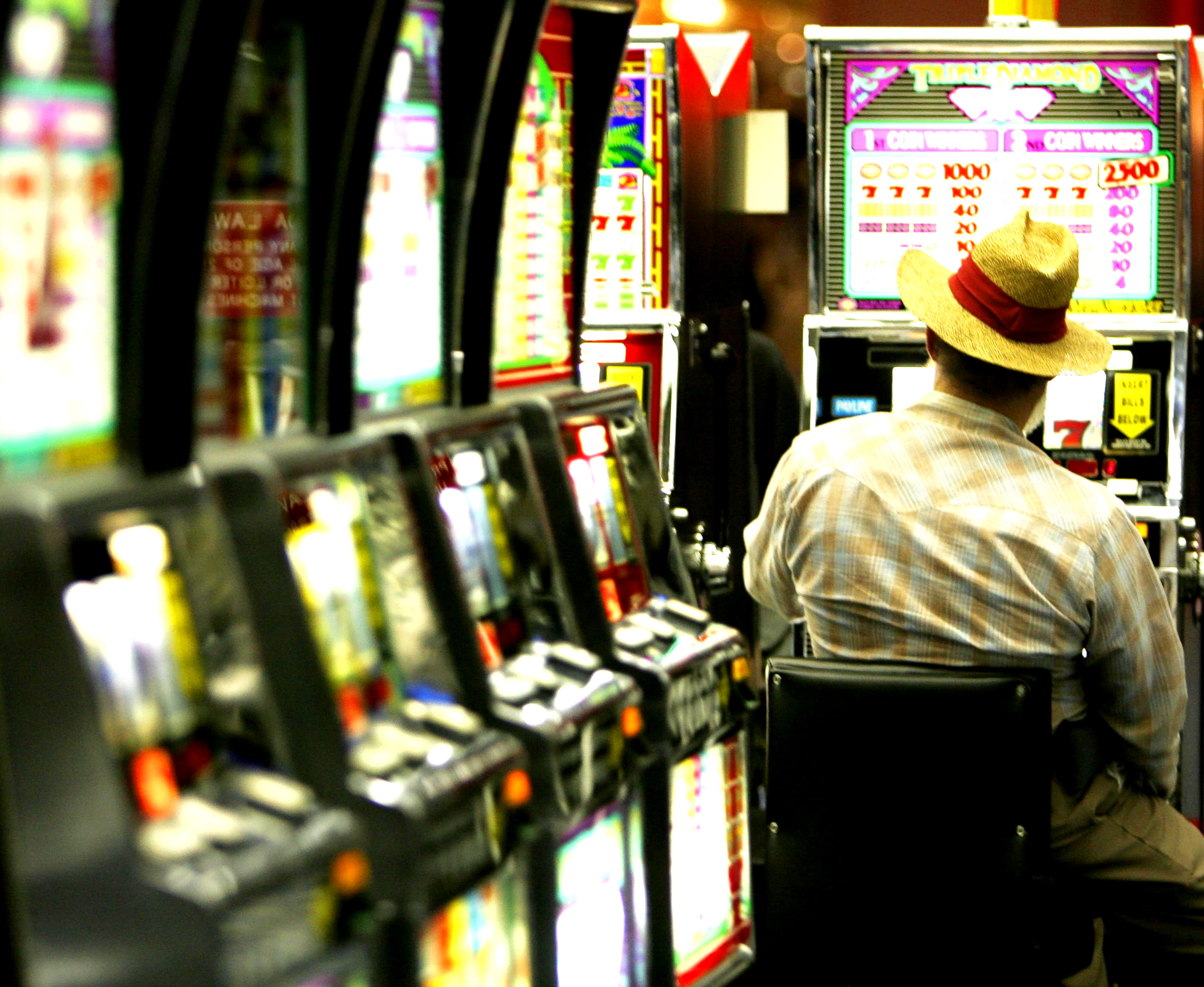 Eur 765 Mobile freeroll slot tournament at Raging Bull Casino
