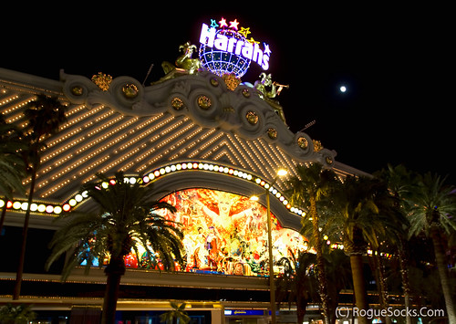 Harrahs-hotel-casino-las-vegas-full-moon-night-001.jpg